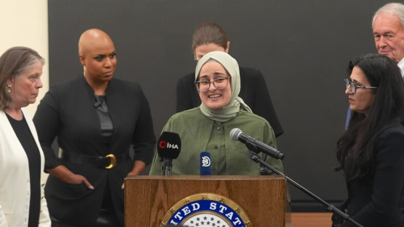 Rümeysa Öztürk, Logan Havalimanı'nda Basın Toplantısı Düzenledi