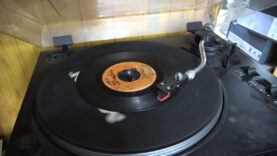 "Nostaljik plaklara ilgi yeniden artıyor,Kıbrıs’tan gelenler de plak satın alıyor."